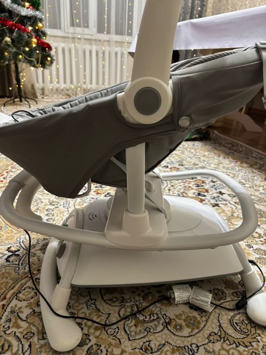 Продам детский шезлонг Joie