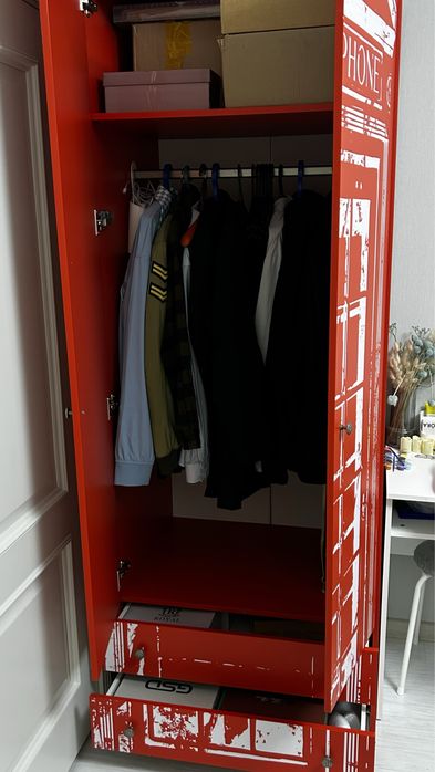 кровать с ящиками и шкаф