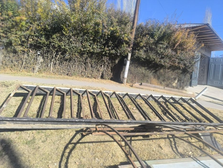 Темир дарвоза ва Зина сотилади