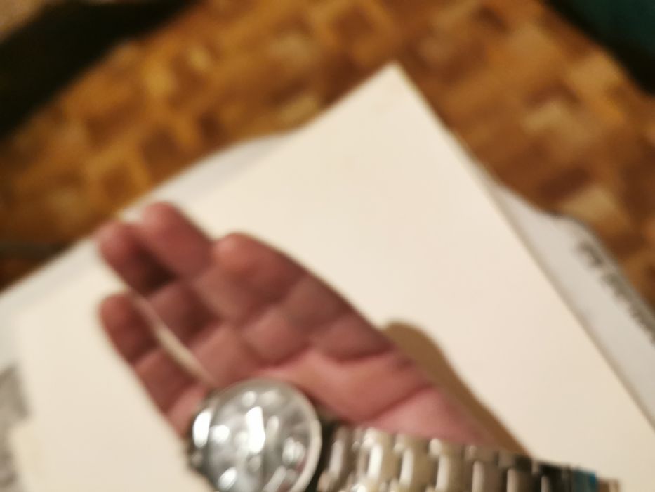 Часовник кварцов с метална каишка.