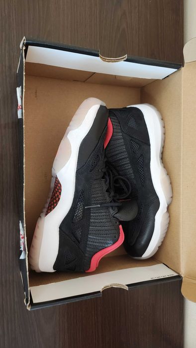 Air Jordan 11 Low IE Bred
