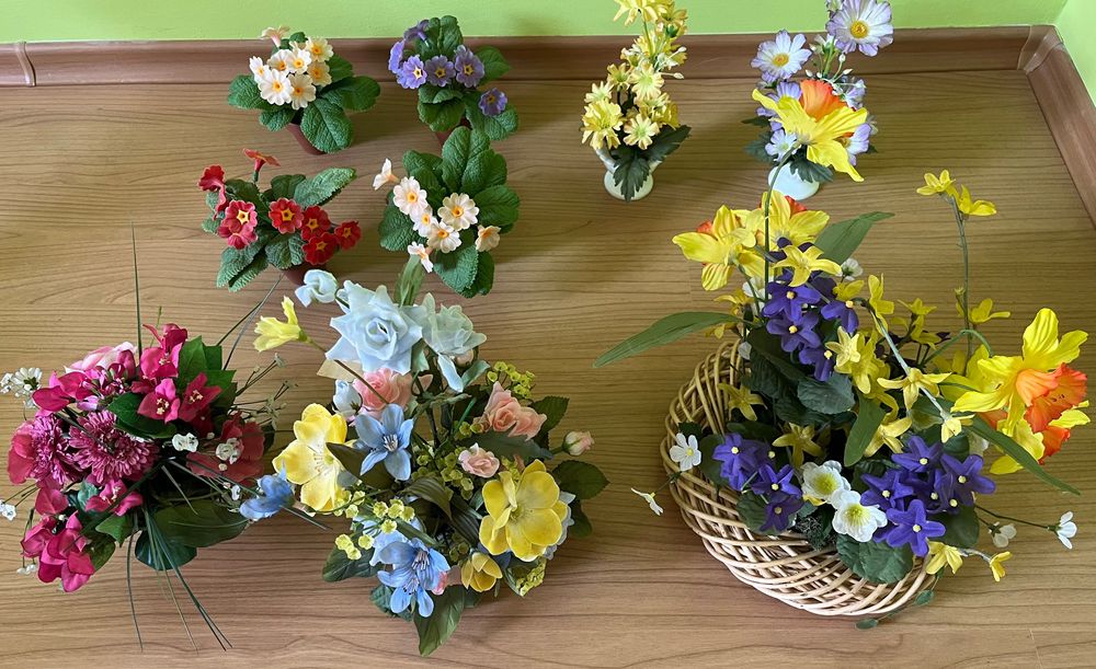 Саксии и вазички с изкуствени цветя лот за 35 лв.