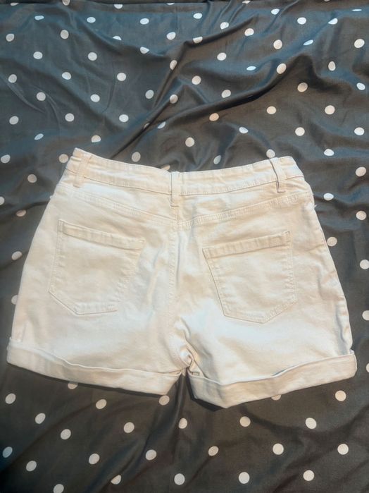 Бели къси панталони