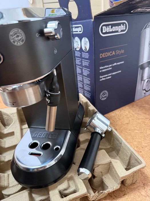 Кофеварка DeLonghi EC685.BK