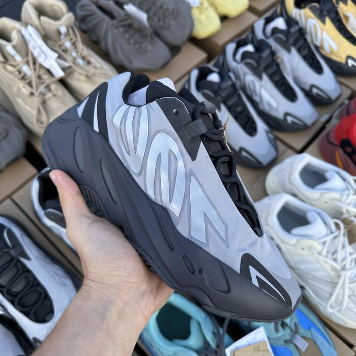 Pantofi Sport Yeezy Boost 700 MNVN Metallic- 100% originali