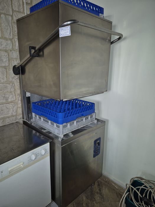 Vitrine calde,vitrine reci,hotă,mese inox,aragaz profesional,horeca