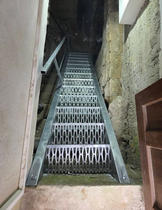 Scari metalice pentru pt pod,casa,beci,evacuare