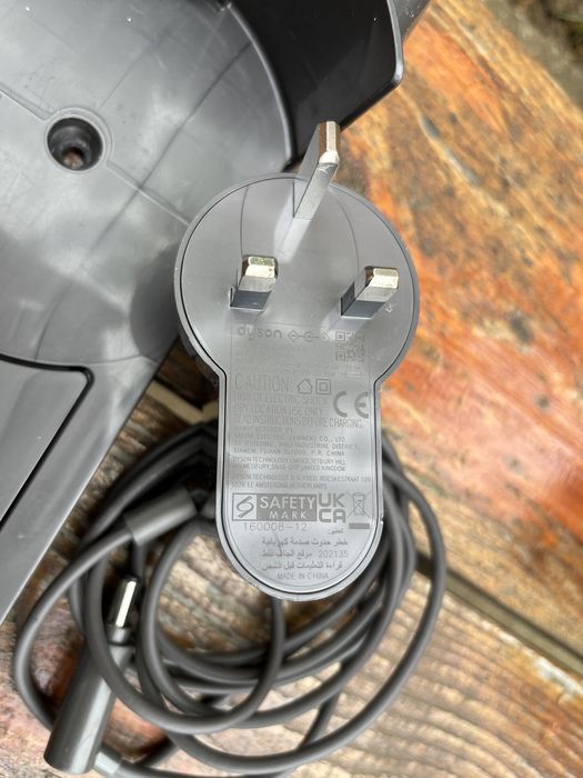 Зарядно за Dyson V6 V7 V8 и стойка за Dyson V6