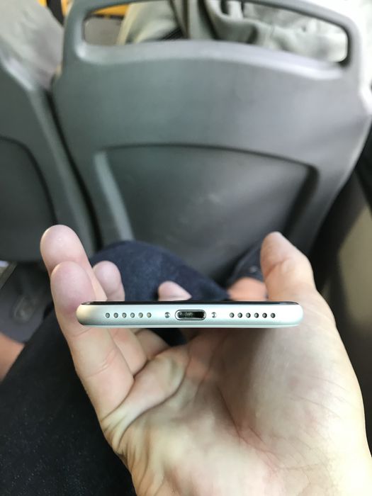 Айфон SE в идеальном состояние