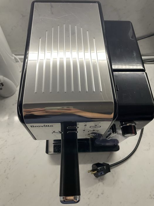 Кафе машина с ръкохватка  +капучино и лате