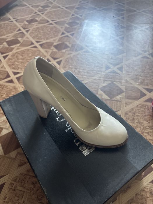 Отдам  бесплатно обувь 35 размера