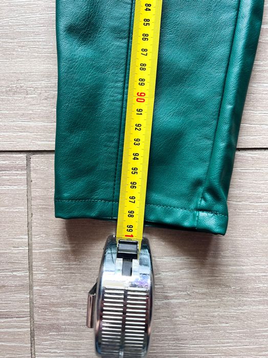 ЧИСТО НОВ Зелен кожен панталон Stradivarius, размер S