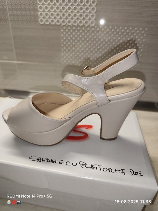 Sandale roz prafuit cu platforma