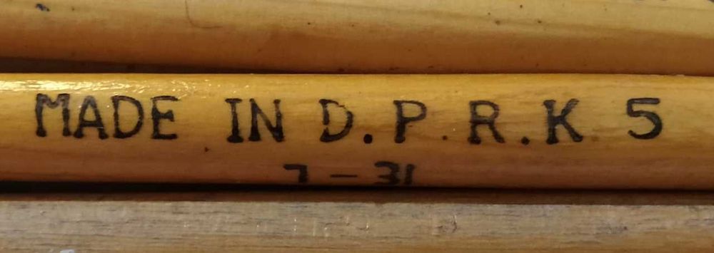 этюдники размеры  40+28+8  и  34+23+8   есть кисточки.