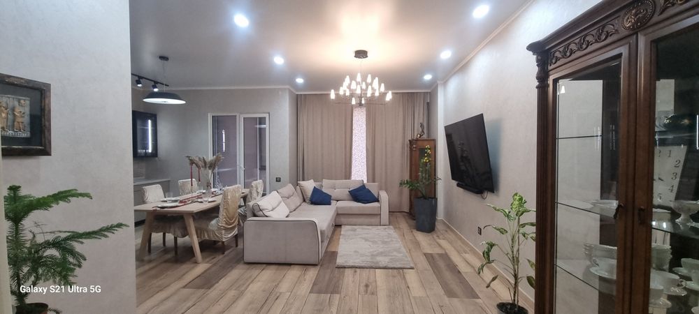 Центр Алматы 4 бөлмелі пәтер. Посуточно.