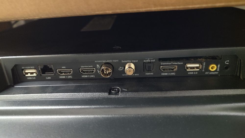 Телевизор TCL 55p615 със счупен екран на части