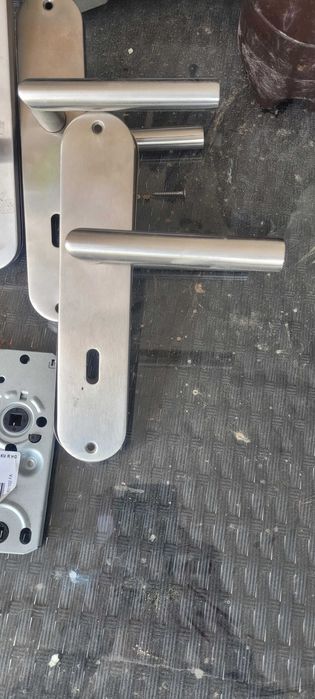 Broască ușă si mânere