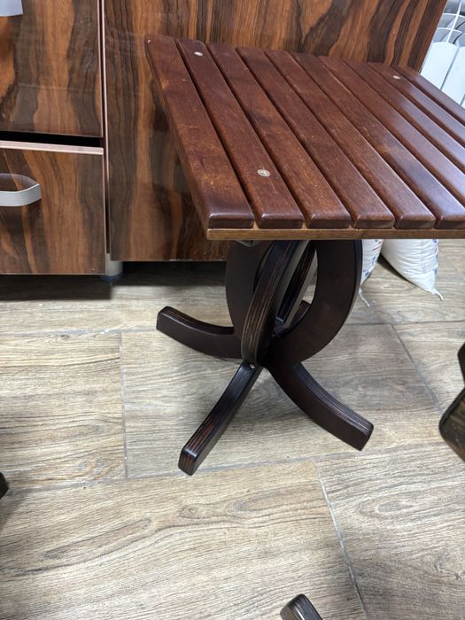 Стулья из красного дерева