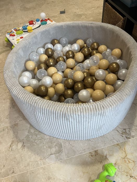 Piscina uscata cu bile copii