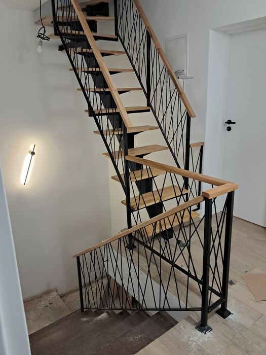 Scări metalice interioare pe vang central cu trepte din lemn masiv