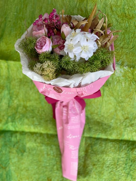 Аранжирани букети от сухи и изкуствени цветя