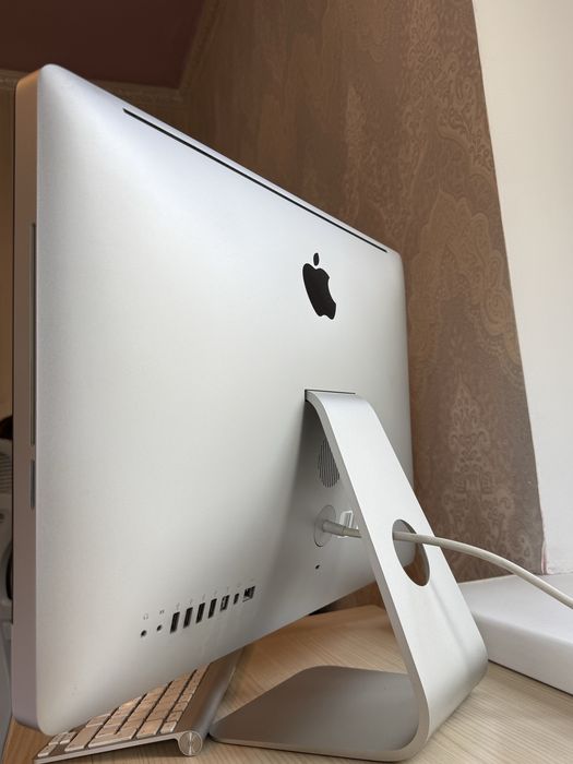 iMac 21.5″ Mid 2010 / Core i3 / 1TB + клавиатура и Magic Mouse