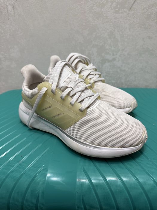 Кроссовки белые хорошего качества