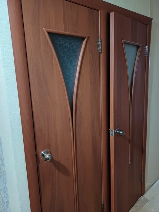 Продам Межкомнатные двери четыре  штуки