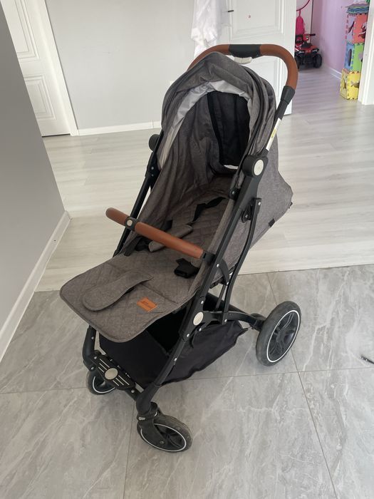 Продам прогулочную коляску skillmax.