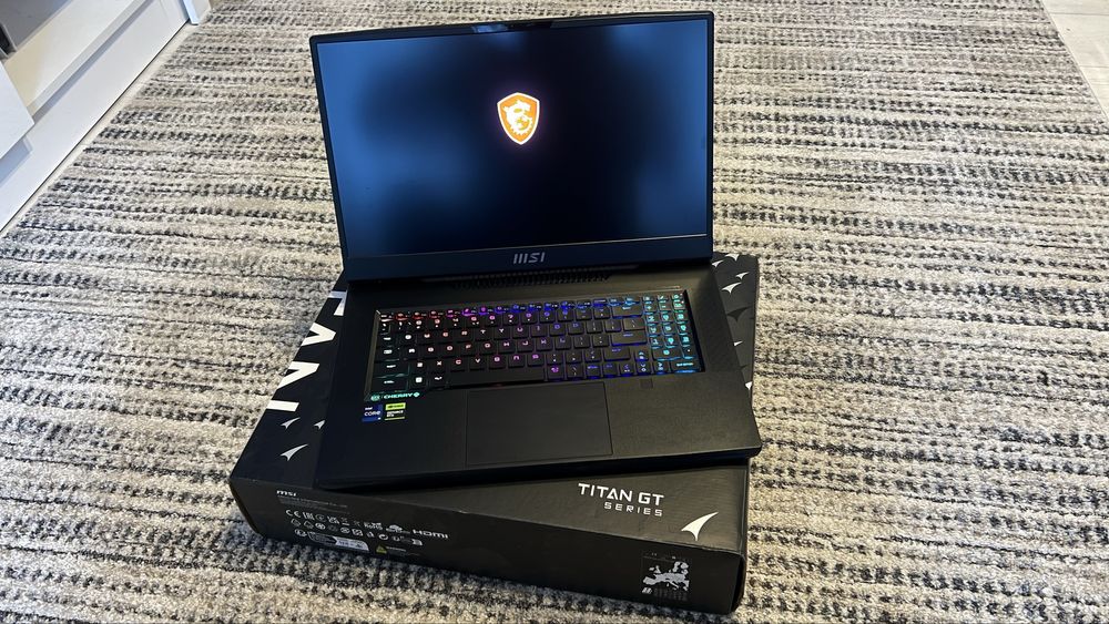 MSI Titan GT77 HX 13VI, i9‑13980HX, RTX 4090, 64GB, 4TB, impecabil