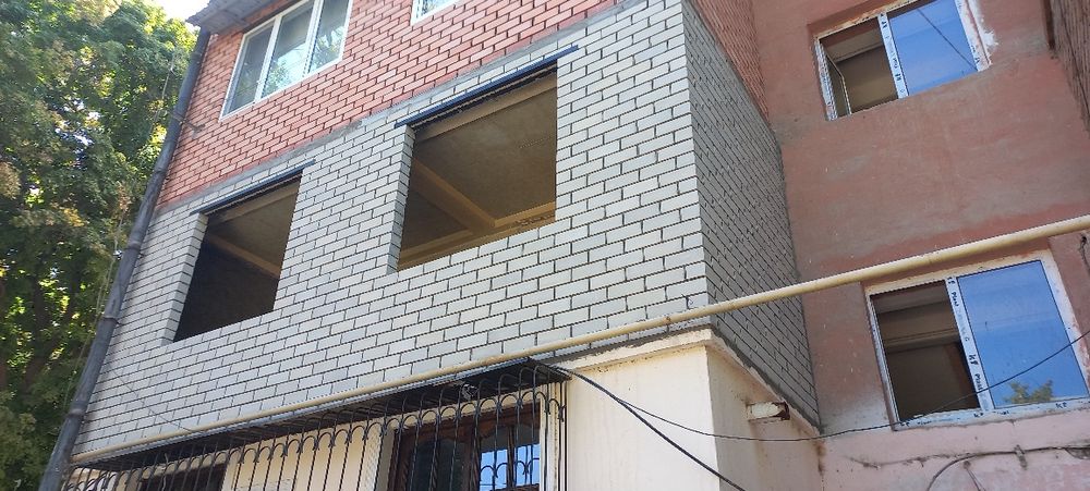 Кладка и ремонт балконов установка новых решотки козерки ролики