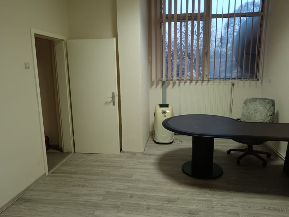 Spațiu comercial central și hala