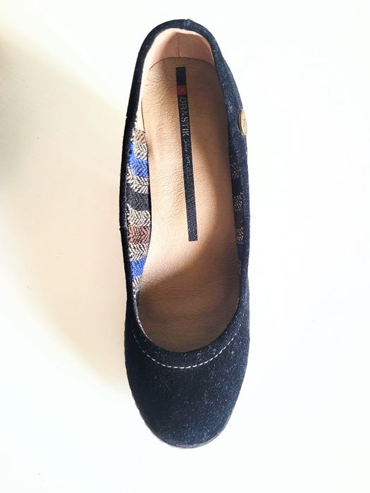 Pantofi negri, din piele intoarsa, cu platforma