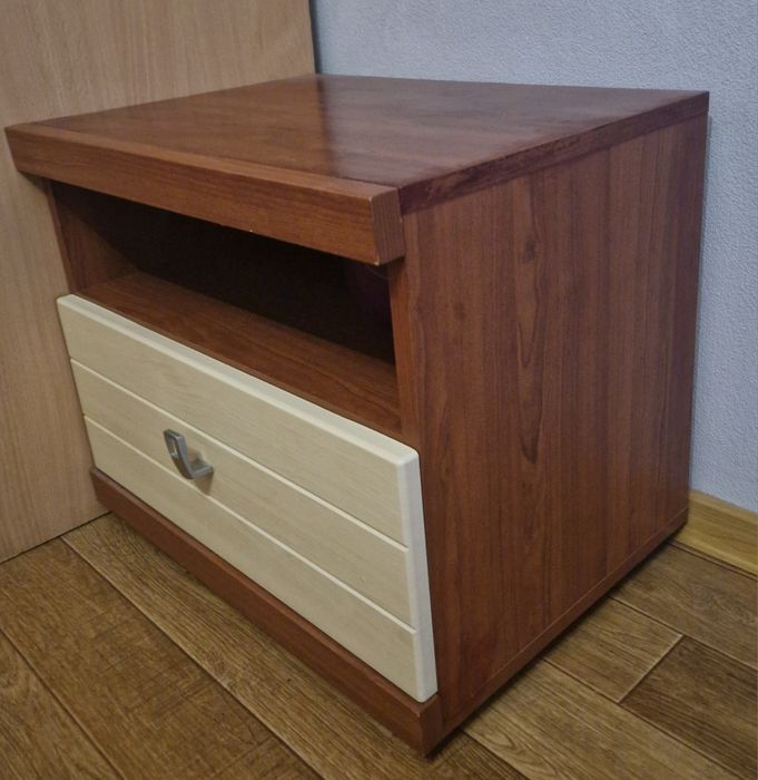 Тумбочка прикроватная