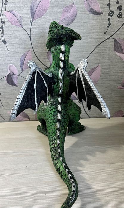 Красивая игрушка Динозавр