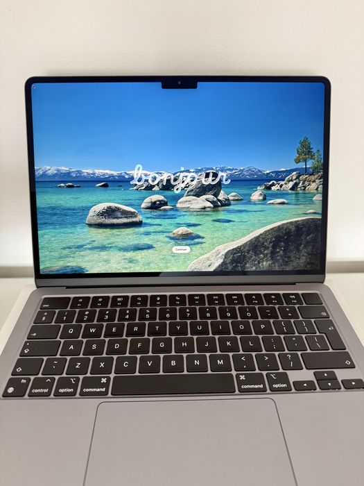 Apple MacBook Air M2, 13.6", (2022) 8GB RAM, 256GB SSD - Baterie 96%, Stare Impecabilă