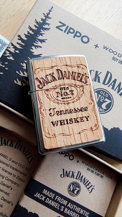 Brichetă Zippo nouă cu inserții de lemn din butoaie de Jack Daniels