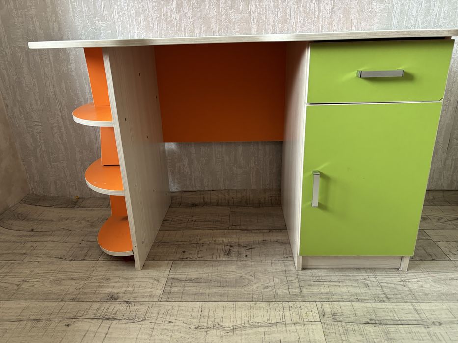 Продам стол в детскую комнату