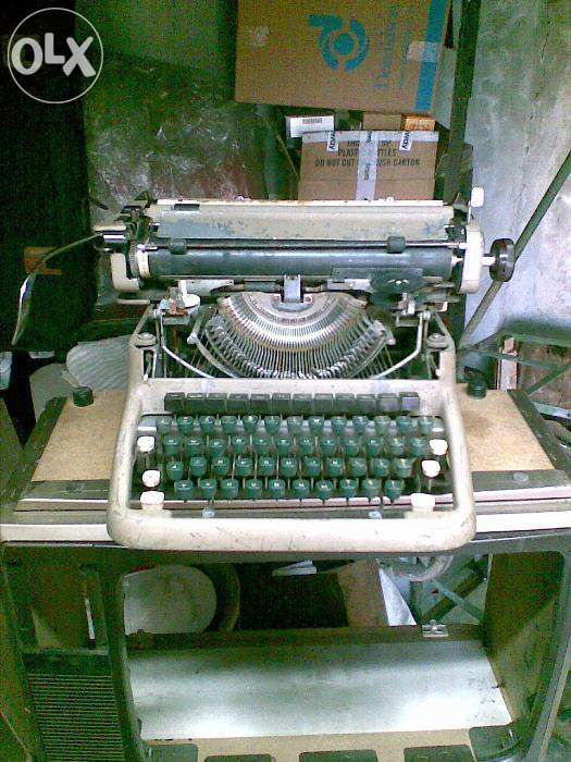 Masina de scris CONSUL 1504