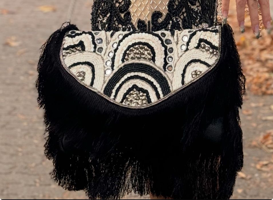 Официална рокля цялата в ръчно шити камъни комплект с чанта