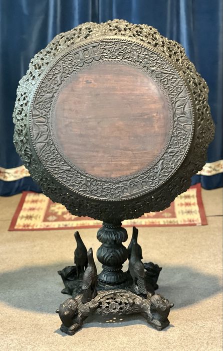 Masă de colecție sculptată manual – piesă rară, vintage
