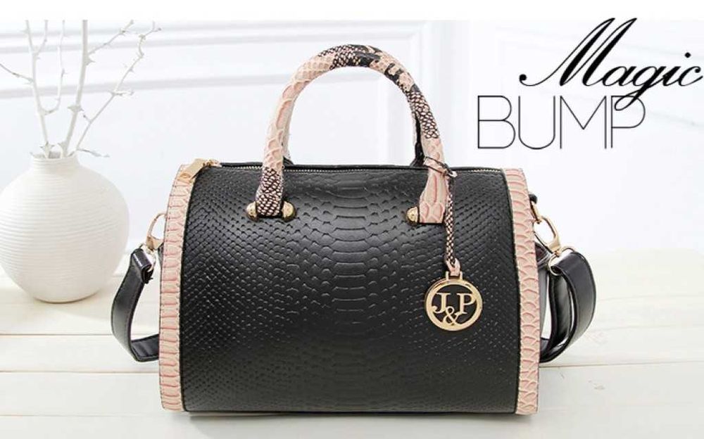 Дамска чанта с декорация от бяла змийска кожа