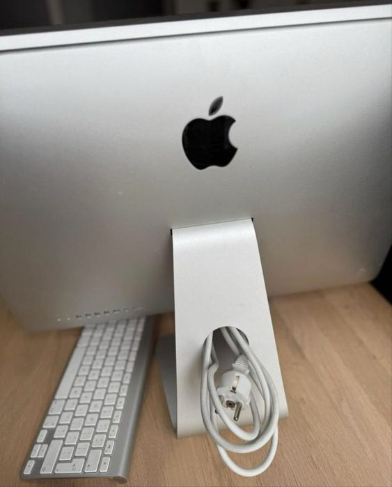Apple iMac 21.5inch / 3.06Ghz / 4Ram / 1TB / Клавиатура и мишка