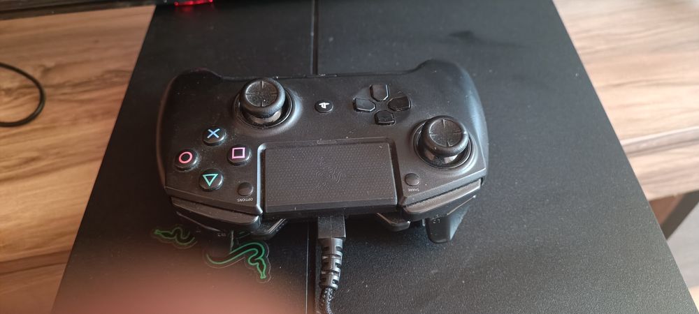 Ps4.  500gb + controler Raiju Preț 650 ron