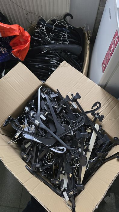 Vand stendere inox doua tipuri, umerașe cu clipsuri/fara, 3 manechine