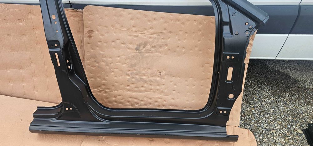 Prag dreapta cu Stalp A+ B Vw Golf 8 2020 / 2021 / 2022 2023