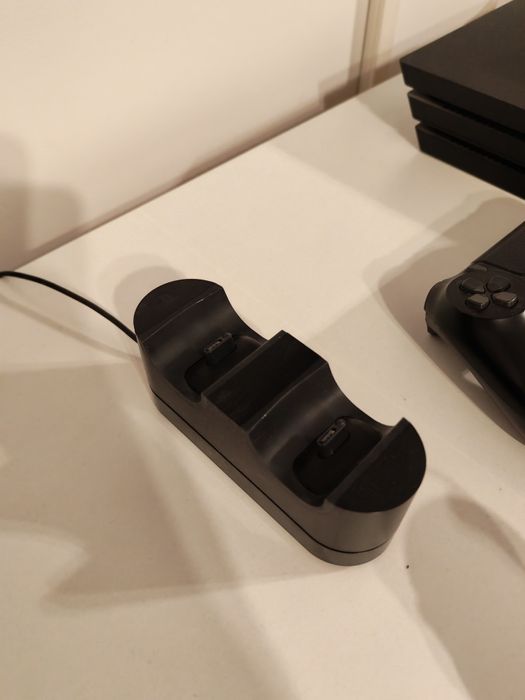 Vând PS4 Pro cu 2 manete, docker de încărcare și 3 jocuri