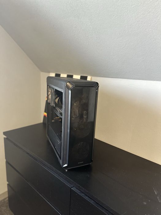 PC desktop de vânzare cu monitor și tastatură