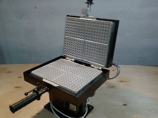 Продам профессиональную электровафельницу