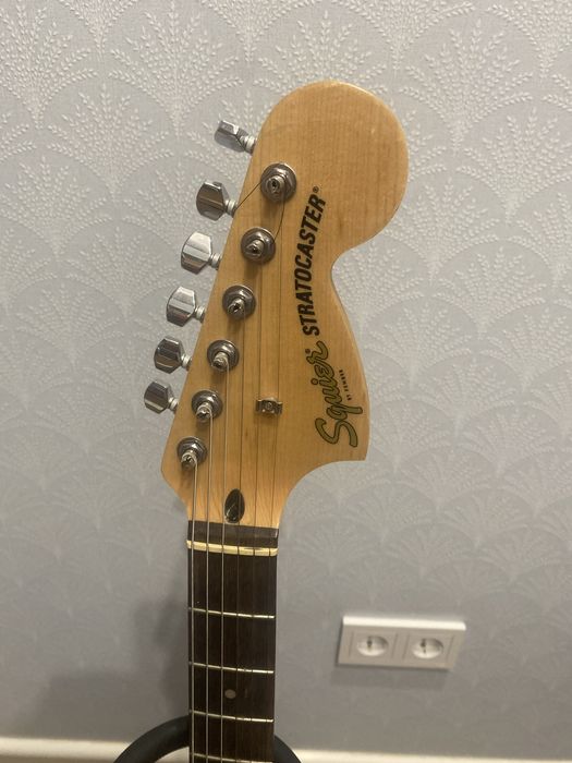 Продается гитара Squier Stratocaster 2в1